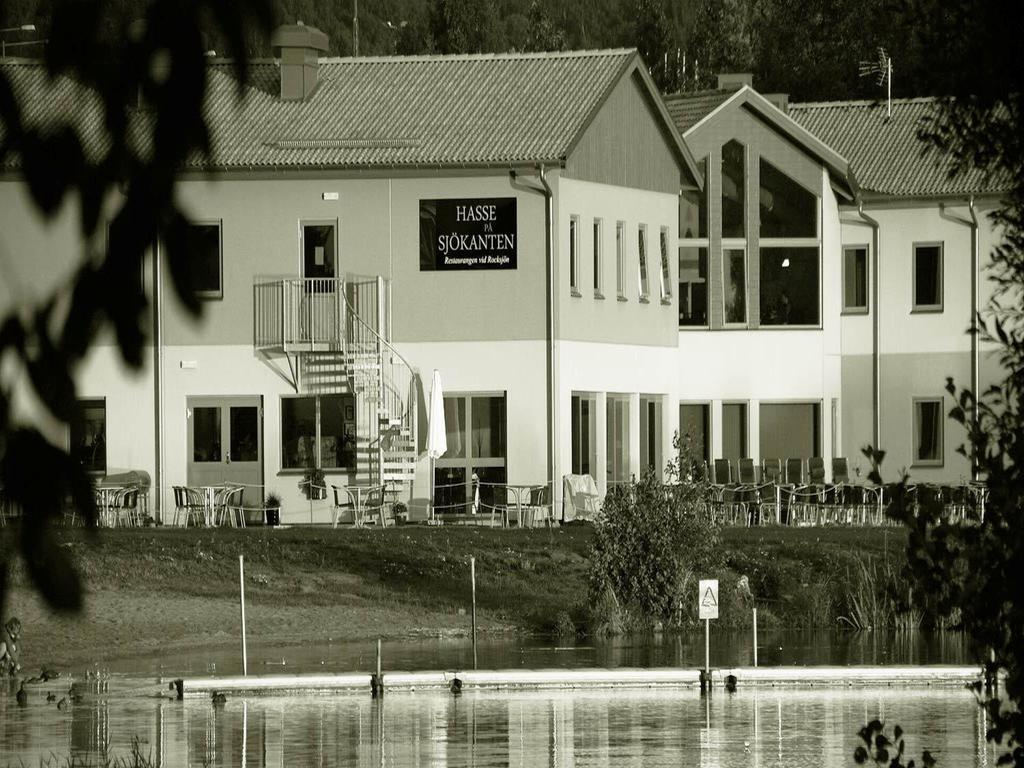 Hasse Pa Sjoekanten Hotell & Restaurang Йоншьопинг Екстериор снимка