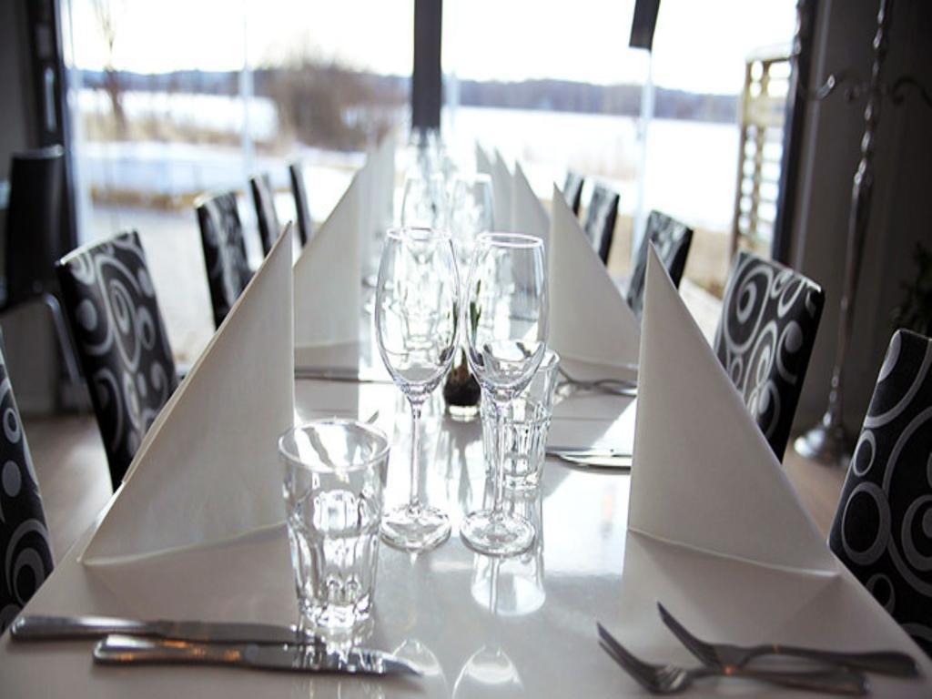 Hasse Pa Sjoekanten Hotell & Restaurang Йоншьопинг Екстериор снимка