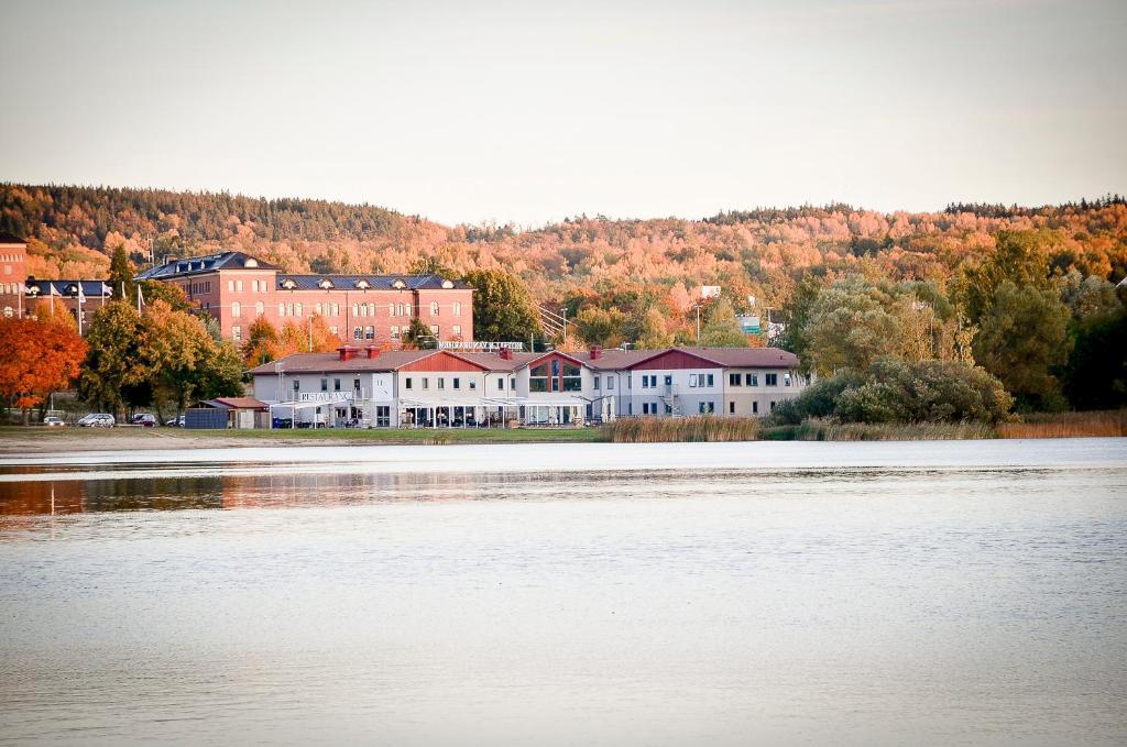 Hasse Pa Sjoekanten Hotell & Restaurang Йоншьопинг Екстериор снимка